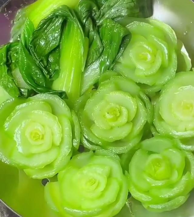 油菜怎么做又简单又好吃，油菜怎么做好吃呢（油菜这么做清淡好吃又美观）