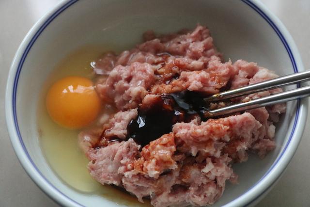 馄饨肉馅怎么做好吃，馄饨肉馅怎么做（学会再也不想去外面吃了）