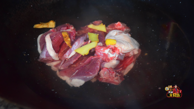 黄皮叶焖鸭的做法，黄皮叶焖鸭的做法视频（教你做客家美食黄皮焖鸭）