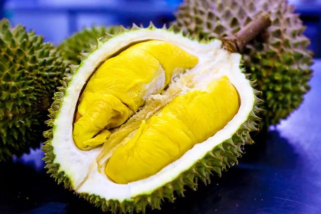 冻榴莲直接吃还是解冻了再吃，榴莲冷冻后解冻可以吃吗（但真不建议你们多吃）