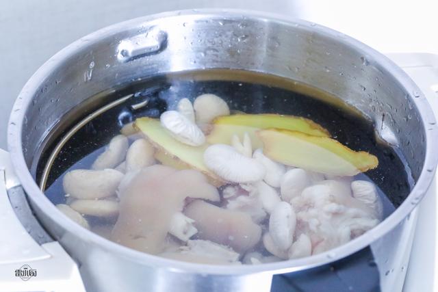 什么炖猪蹄汤好吃又大补，猪蹄别再红烧了