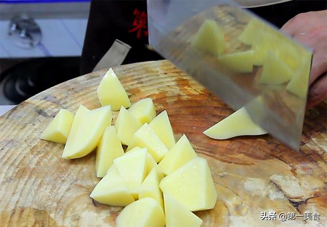 炖牛腩正宗做法，土豆炖牛腩的正宗做法（厨师长分享土豆炖牛腩的做法和技巧）