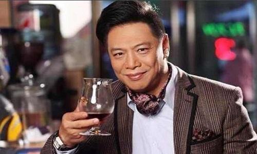 《食神》的导演有两个,一个是李力持,一个是周星驰.