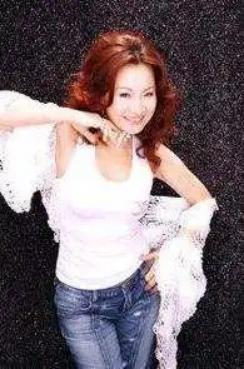 比莉的儿子，周汤豪的爸爸是谁（她的故事远比想象的更加难以置信）