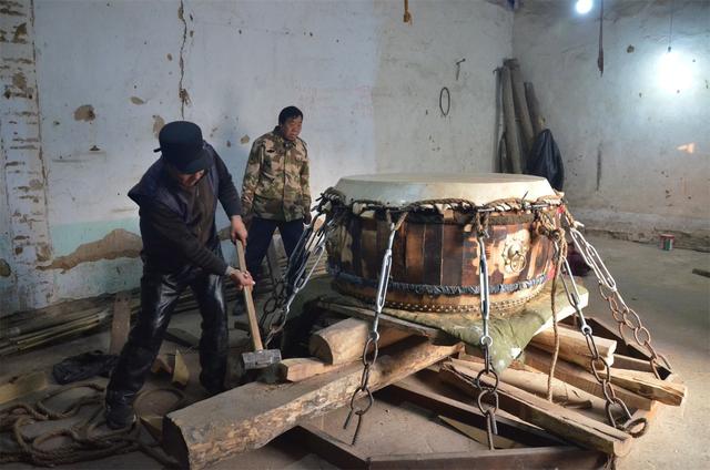 鼓皮是什么做的，鼓皮是由什么材质做成的（河南农民用传统技艺制作大鼓）