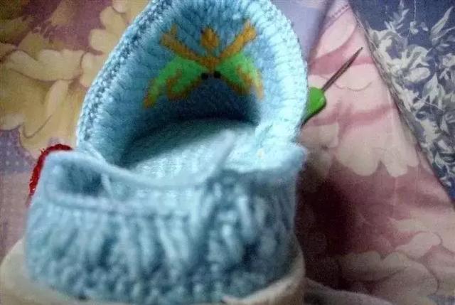 怎么钩毛线拖鞋，学钩毛线拖鞋视频教程（钩针编织的蝴蝶图案的棉拖鞋）