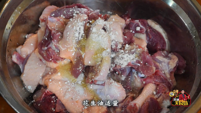 老鸭煲的做法，笋干老鸭煲的做法（教你做美味的蒜香老鸭煲）