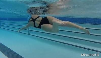 自由泳腿部动作是怎样的，自由泳的腿部动作要领图解（自由泳打腿的“四字诀”可以将速度提高一阶）