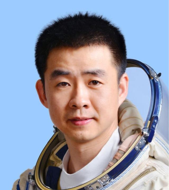 中国航天员资料，关于中国航天员的资料（中国人民解放军航天员大队16名航天员军衔、职务及资料照片）