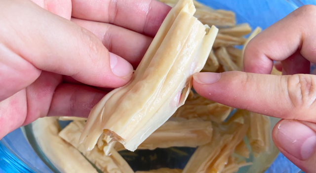 腐竹的泡发方法，泡腐竹的正确方法图解（腐竹切记别用清水泡）