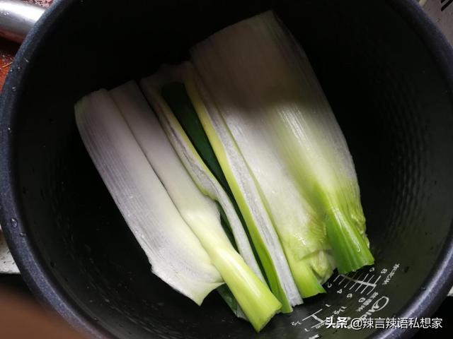 兔肉火锅做法，兔肉火锅做法视频（兔肉软嫩弹牙非常香）