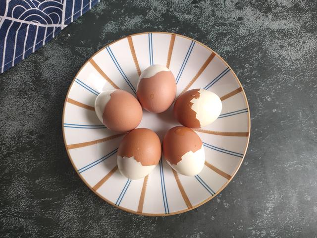 剥鸡蛋壳技巧，快速剥鸡蛋壳小妙招（不要用清水煮）