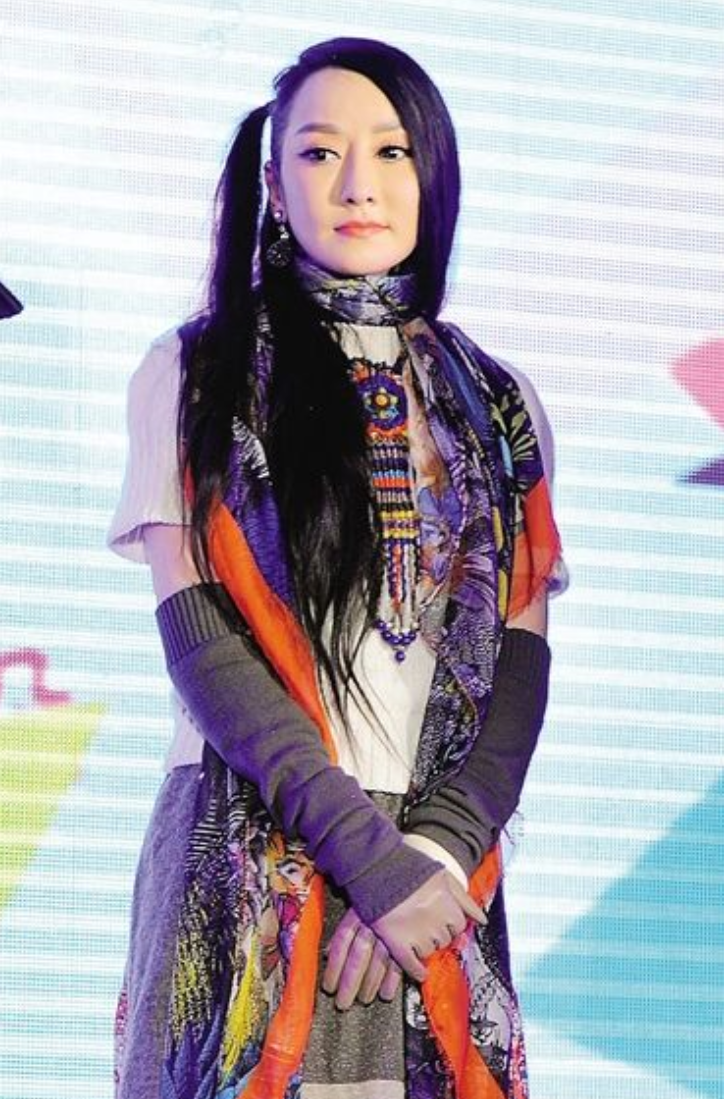 21岁爆红,24岁走出国门,32岁跌落神坛,萨顶顶到底经历了什么?