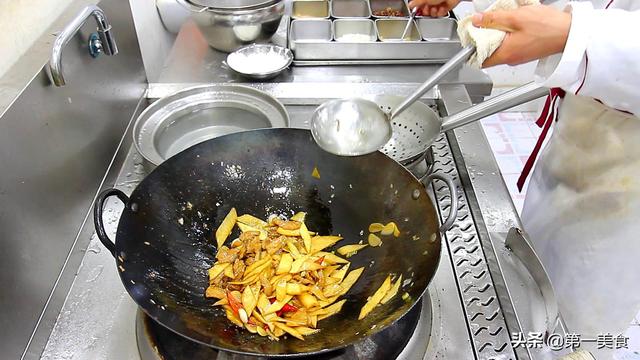 茭白怎么做好吃，茭白怎么做既简单又好吃！（饭店大厨教你茭白炒肉的家常做法）
