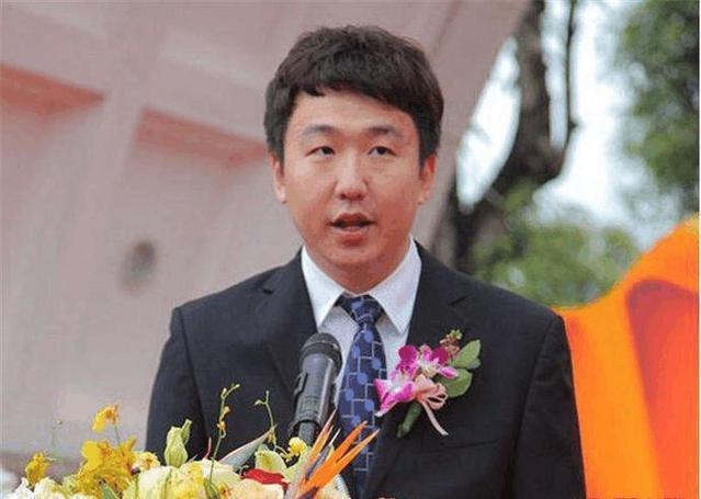 许家印的儿子，许家印生了几个孩子？（2018年许家印携妻陪父回老家）