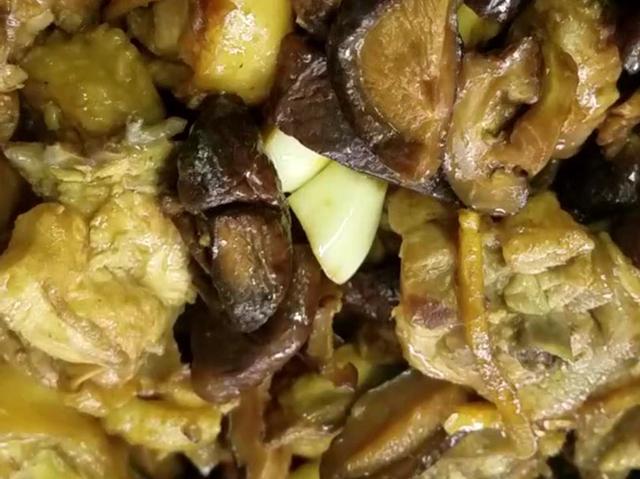 小鸡炖香菇怎么做呀，小鸡炖香菇怎么做好吃窍门（香气扑鼻的香菇炖鸡）
