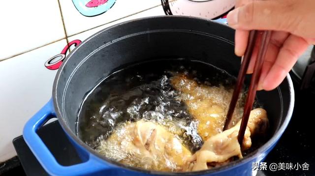 冻鸡腿怎么做好吃，冷冻鸡大腿怎么做好吃（鸡腿肉香酥烂）
