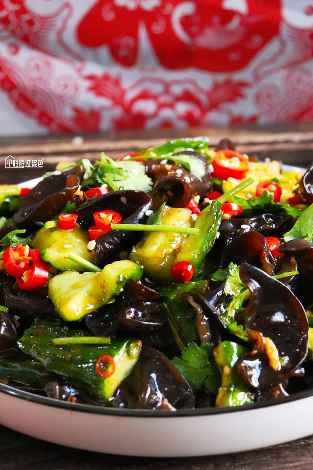 凉拌爽口木耳步骤，凉拌酸爽木耳做法（我家隔三差五吃1次）