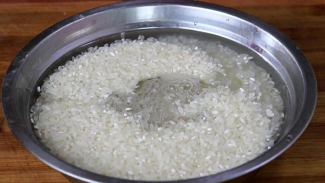 蒸米饭最简单方法，蒸米饭最简单方法窍门（米饭别用清水蒸）
