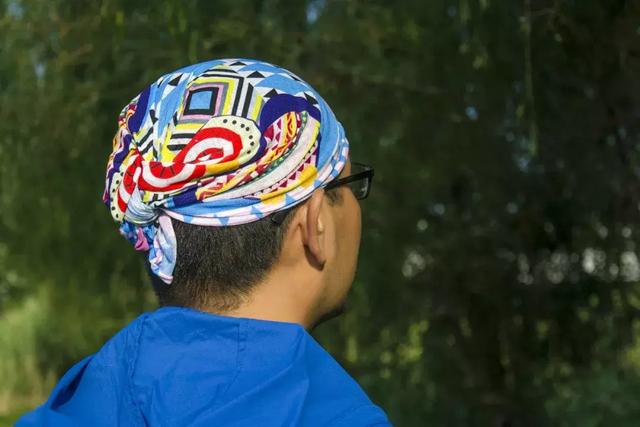 无缝头巾的10种戴法，用毛巾做头巾的戴法（百变魔术头巾的使用方法）