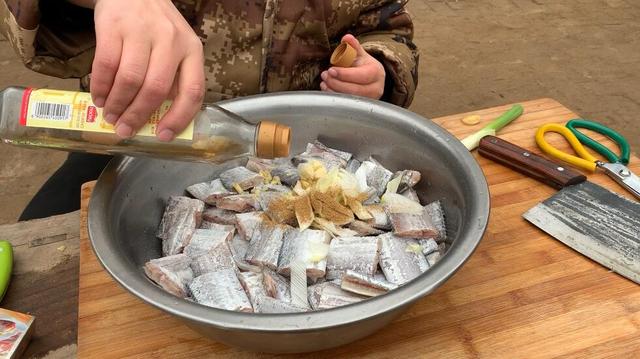 在家做油炸带鱼怎么做，学会这2个小技巧