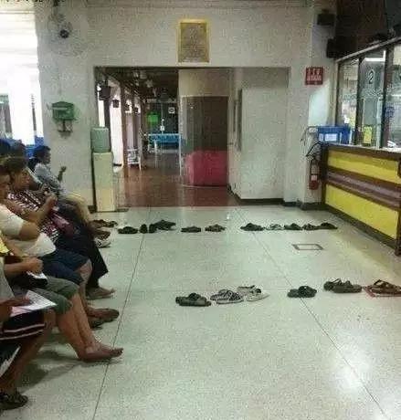 梦见自己穿裙子，梦见自己穿裙子是怎么回事（老婆第一次穿裙子坐公交吓得身后的小哥连连后退）