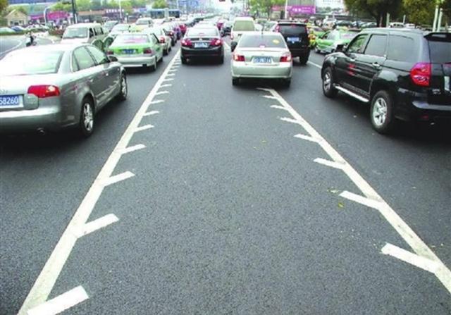 道路交通锯齿线是什么标志，路上的“锯齿”车道是什么意思
