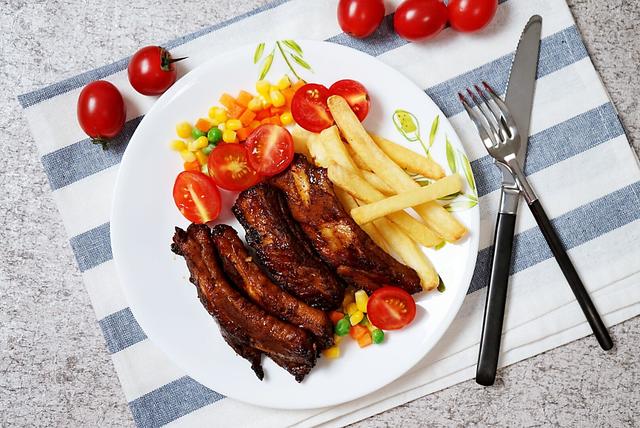 香烤猪排怎么做，香烤猪排怎么做好吃（我和家人就爱这样吃烤猪排）