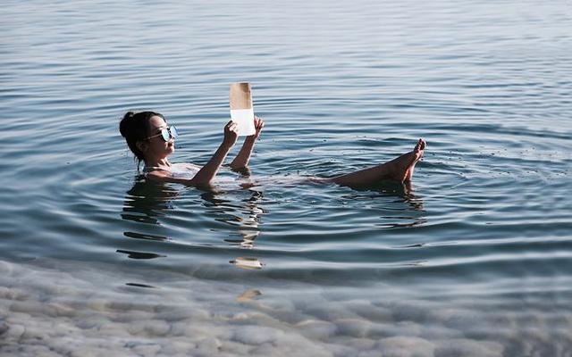 中国死海在哪里，中国三大死海（人可在水中自由漂浮）