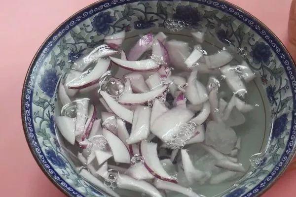 洋葱会开花吗怎么种洋葱，1个洋葱丢盆里