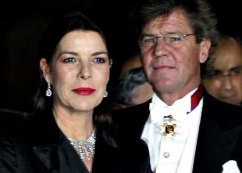 老王今年47岁，膝下一儿一女，儿子已经成婚，目前老王同老伴及未婚的女儿居住在一起。老王的家庭目前属于，　　类型。A核心家庭B联合家庭C主干（却打人、随地尿尿还勾搭老婆闺蜜）