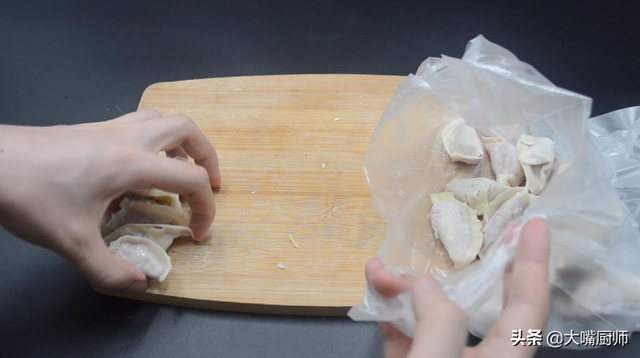 如何做手工鲜水饺，如何做手工鲜水饺窍门（饺子别直接冷冻）