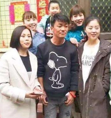 还晒出了一张王宝强在家中的旧照，土掉渣变身帅气男掀起乡村时尚潮