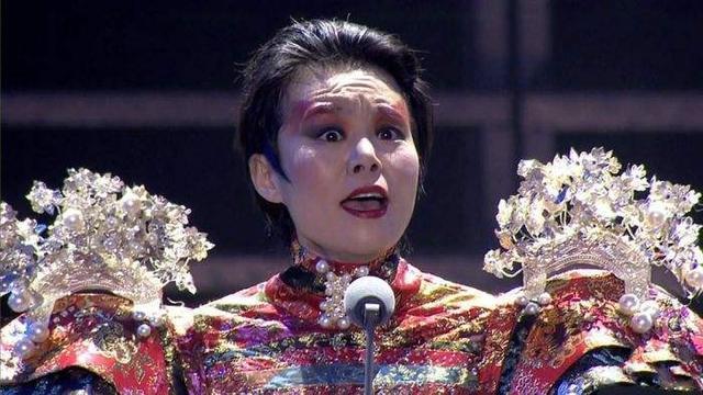 龚琳娜年轻时候唱歌，开挂的龚琳娜：5岁登台