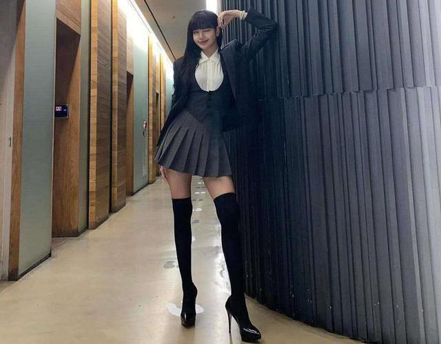 jk风格的意思是什么，连LISA都穿过的JK风