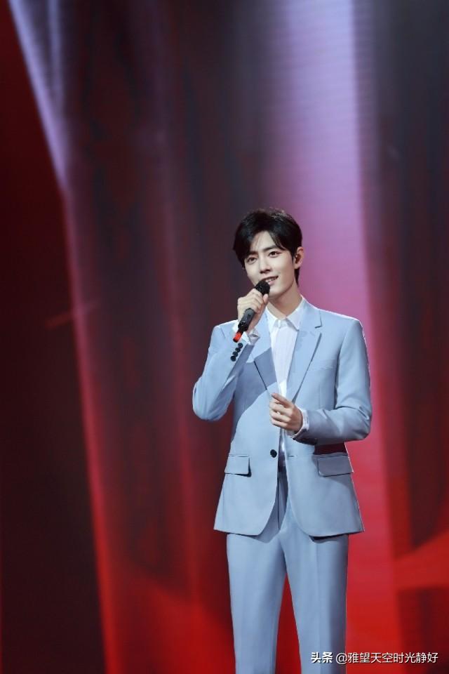 肖战手机壁纸无水印   高颜值小哥哥安利一下，肖战手机壁纸高清壁纸 满屏无水印（暖心男神肖战三十款高清时尚穿搭手机壁纸、背景图～怎么穿都好看）