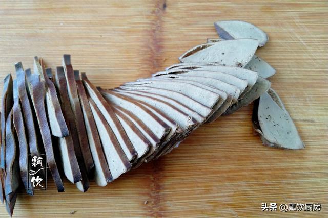 整块猪肝煮多久能熟还不老，猪肝怎么煮没有腥味而且不老（猪肝煮得又老又腥）