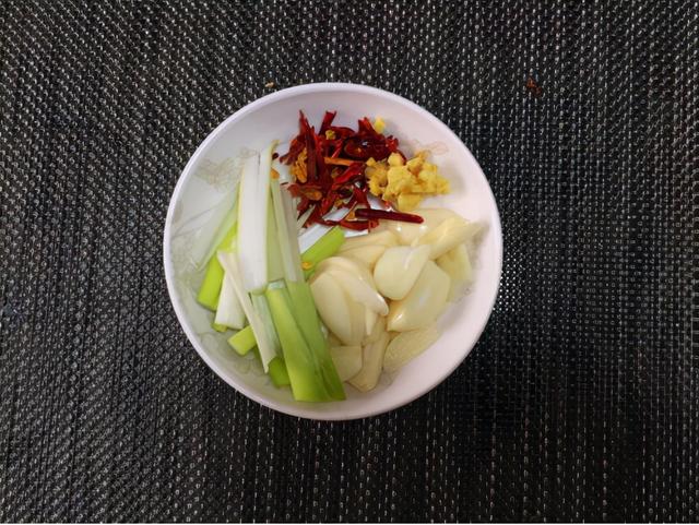 小腊肉制作方法，小腊肉制作方法和配方视频（有特色风味的腊肉这样做）