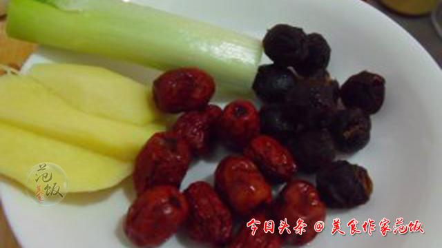 怎样炖乌鸡汤好喝又营养，怎么炖鸡汤好喝又营养（补血益气乌鸡汤、汤白味鲜又好喝、做法简单有窍门、快回家试试吧）