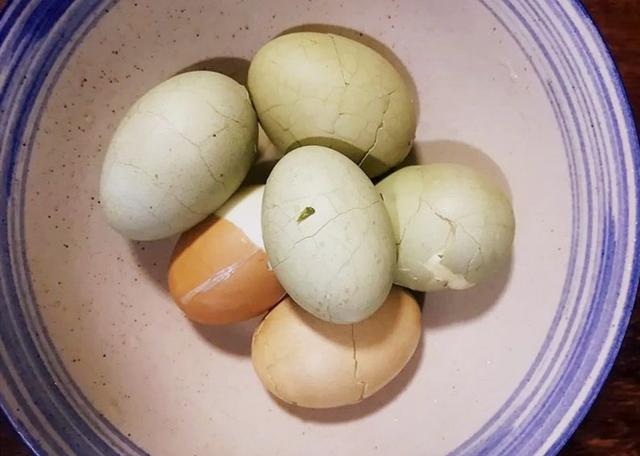 荠菜煮鸡蛋鸡蛋是咸的还是淡的，荠菜煮鸡蛋的味道是什么样的（记得用荠菜煮鸡蛋）