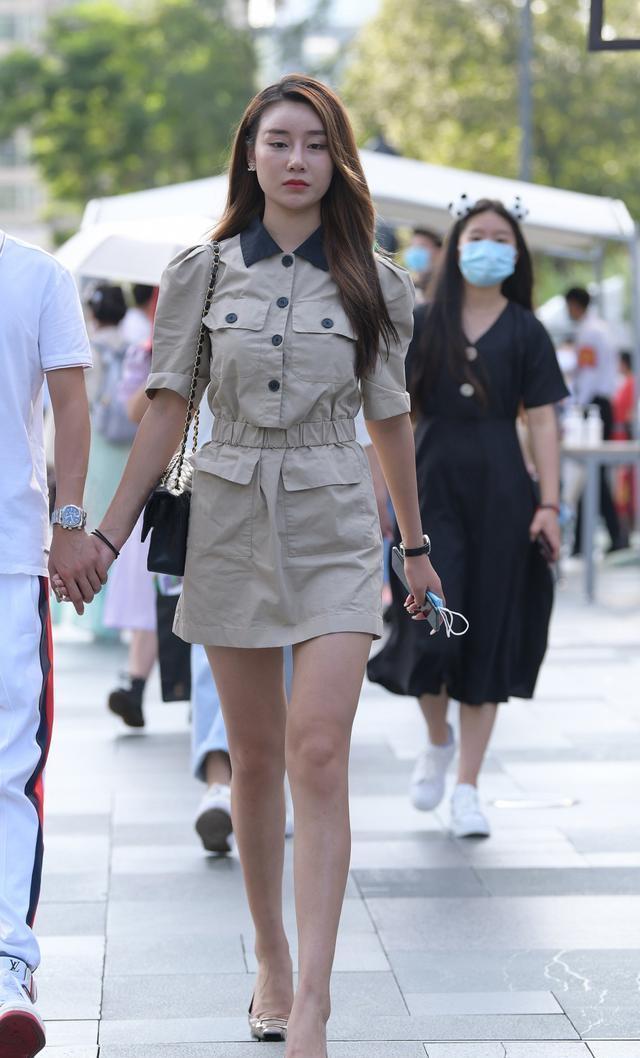 工装裙怎么搭配好看，工装长裙怎样搭配好看（美女选择工装风连衣裙）