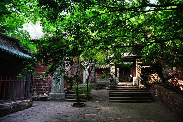 僧、尼、道共居一山修行  承德丰宁白云古洞景区，僧、尼、道共居一山修行（有一桥飞架两山之间的千年古刹）