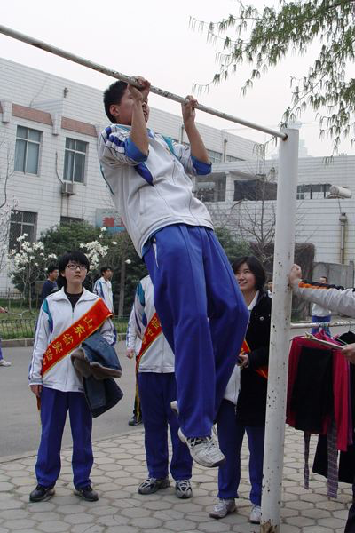 中考实心球是几公斤的，中考实心球多重（中考体育考试满分全攻略）