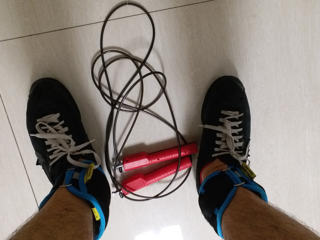 绑腿沙袋怎样绑，绑腿沙袋多重合适（买了一对2公斤的沙袋绑在腿上）