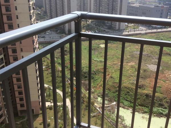 栏杆是什么意思，梦见自己开车撞栏杆是什么意思（什么是栏杆？栏杆介绍）