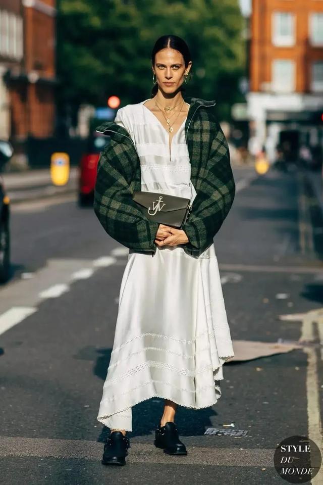 橄榄绿是什么颜色，翡翠橄榄绿是什么颜色（橄榄绿正在悄悄的流行…）