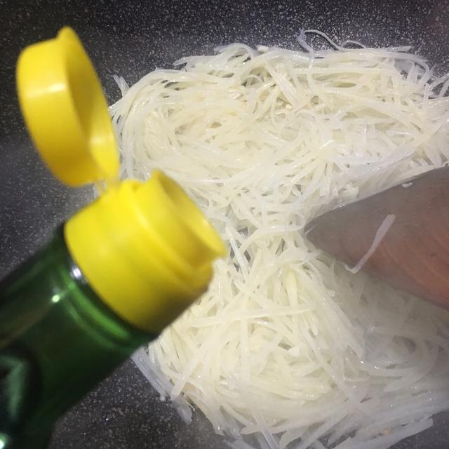 青椒土豆丝的做法，青椒土豆丝的做法步骤图片（懒人必备的青椒土豆丝）