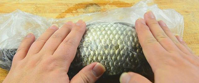 怎么杀鲫鱼去鱼鳞，杀鱼怎样去鱼鳞（简单又实用去鱼鳞的方法）