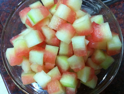 西瓜皮凉拌的最佳吃法，凉拌西瓜皮的详细做法（西瓜皮扔掉太浪费）