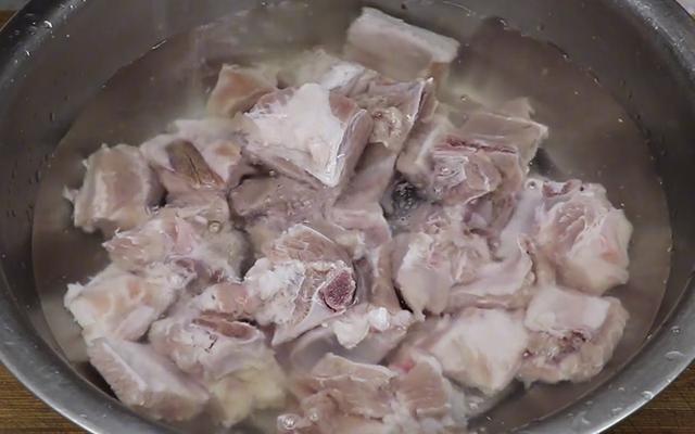 如何煲骨头汤，骨头汤怎么煲好喝窍门（汤汁浓白不油腻）